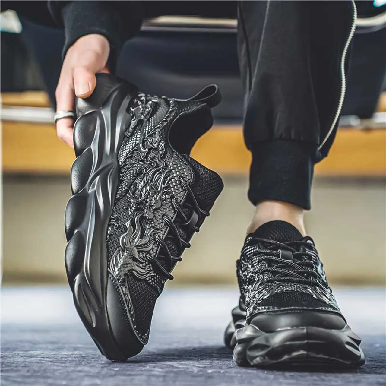 Black dragon pattern sport shoe sneaker