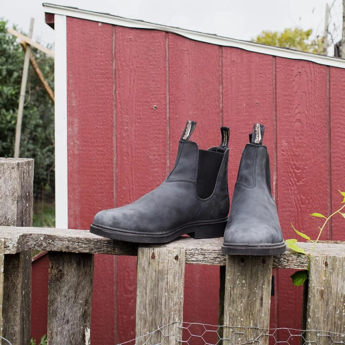 Blundstone #1308 Rustic Black Chelsea Boot with Polishing Pad