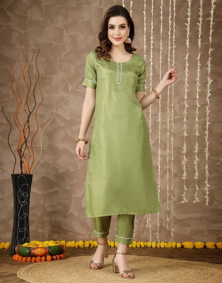 Mehndi Green Silk Plain Straight Kurta With Pant And Dupatta